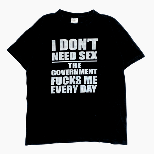 00S 'THE GOVERNMENT FUCKS ME EVERY DAY' T-SHIRT | S/M