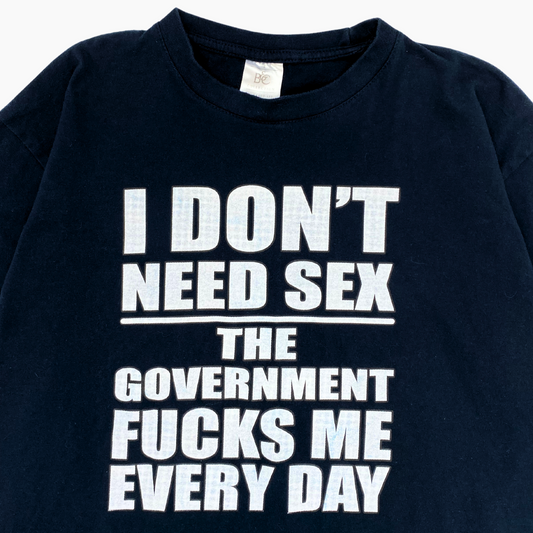 00S 'THE GOVERNMENT FUCKS ME EVERY DAY' T-SHIRT | S/M